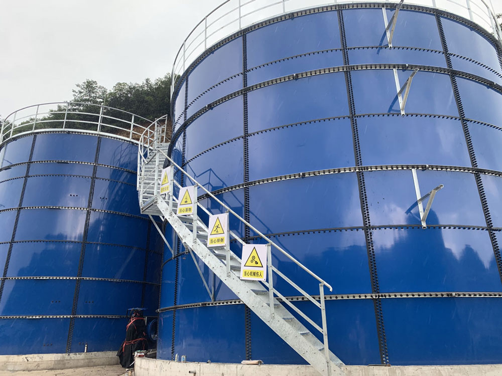 application-of-epoxy-coated-steel-tanks.jpg